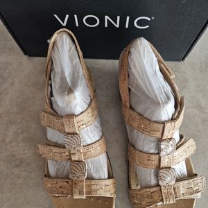 NEW Vionic Women's Tan Sandals
